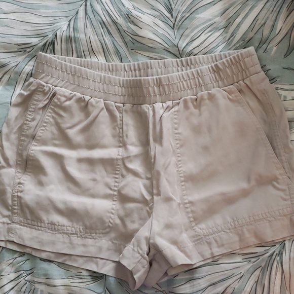 Bcbg lightweight mid rise shorts - Picture 1 of 3